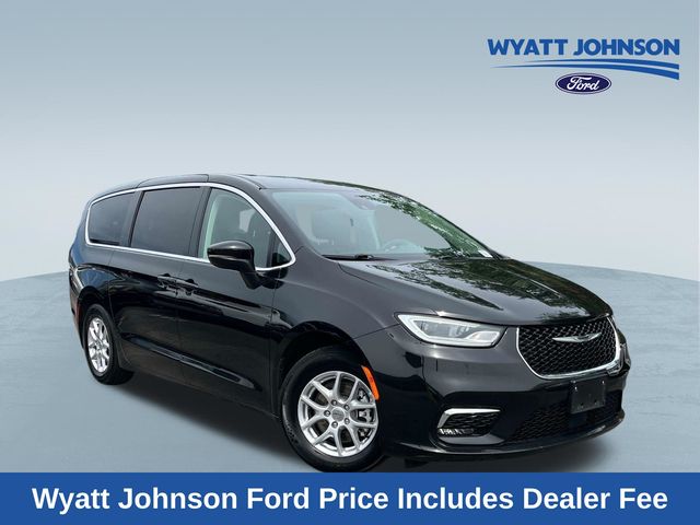 Used 2023 Chrysler Pacifica - photo 1