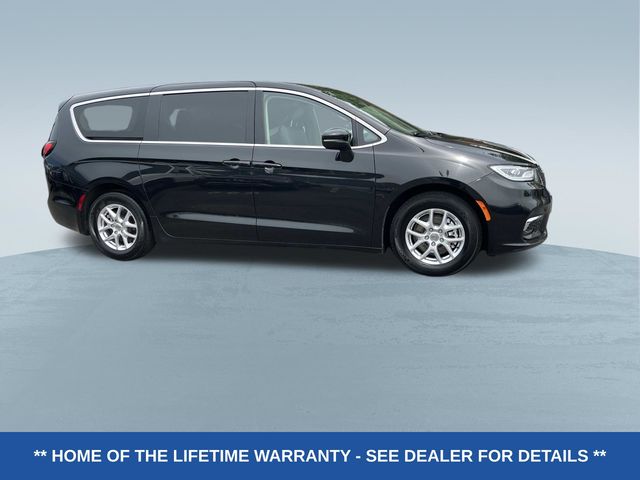 Used 2023 Chrysler Pacifica - photo 2