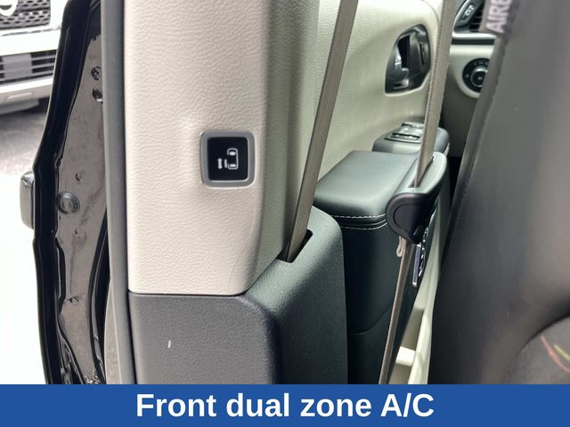 Used 2023 Chrysler Pacifica - photo 24