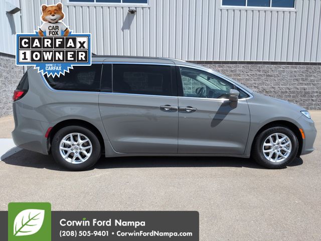 Used 2022 Chrysler Pacifica - photo 1