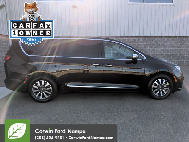 Used 2022 Chrysler Pacifica - photo 2