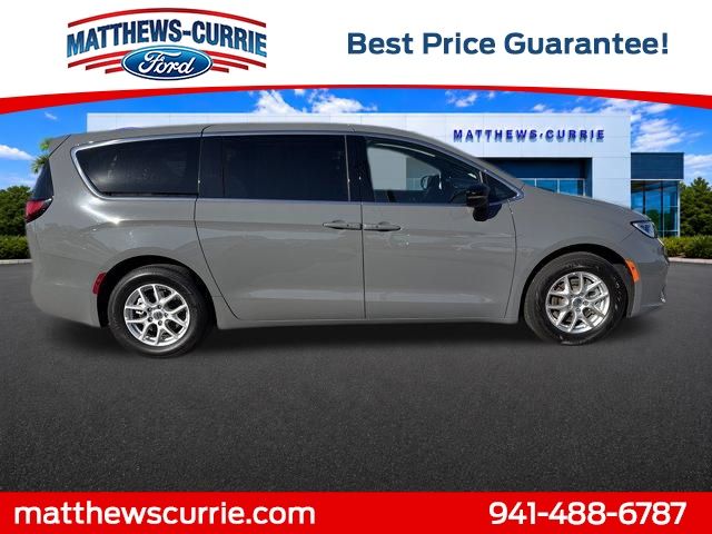 Used 2025 Chrysler Pacifica - photo 5