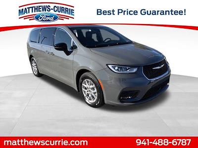 Used 2025 Chrysler Pacifica - photo 1