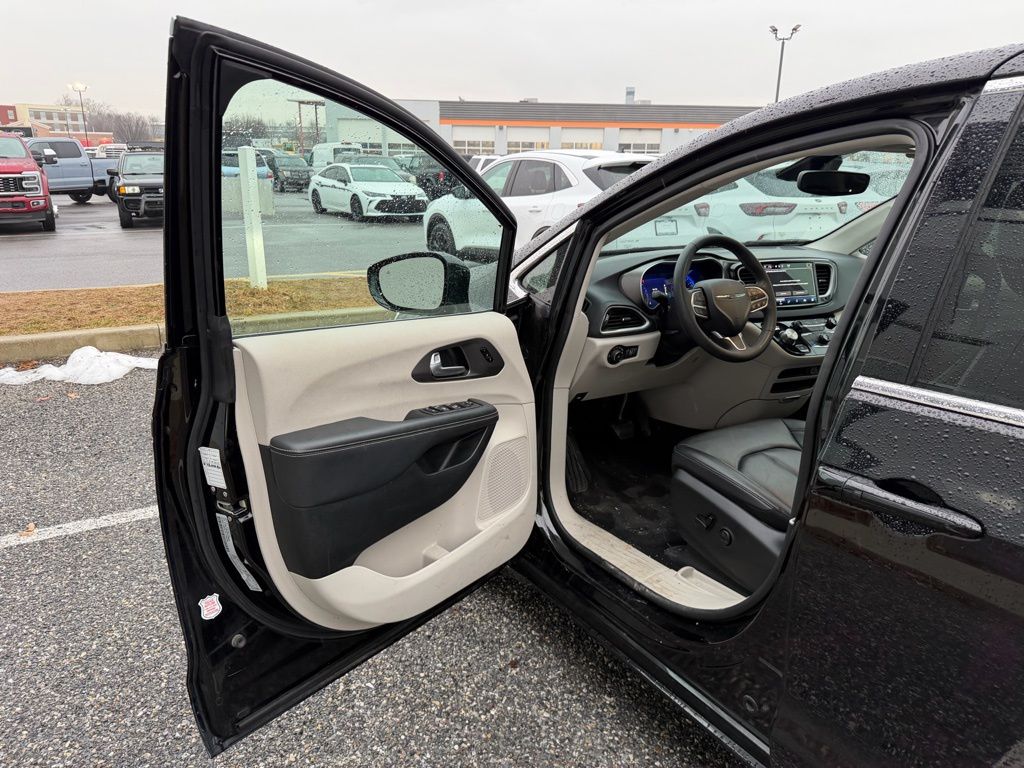 Used 2024 Chrysler Pacifica - photo 12