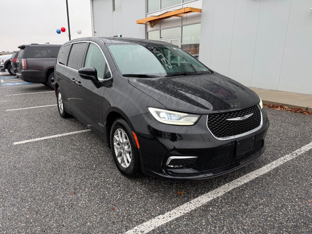 Used 2024 Chrysler Pacifica - photo 5