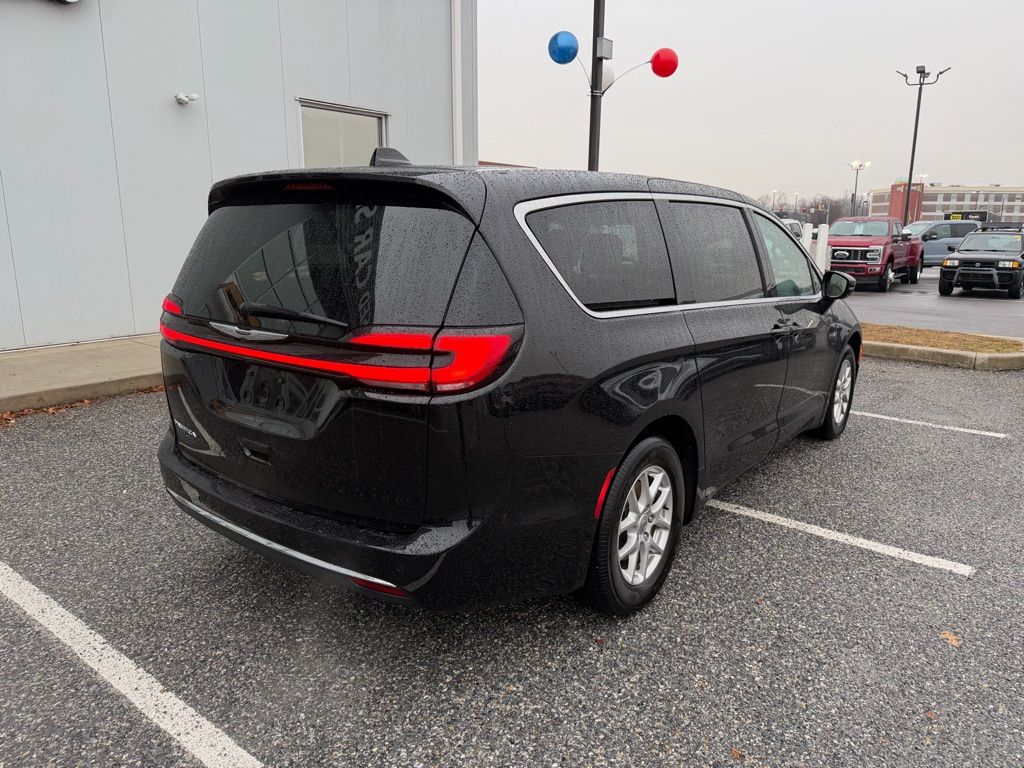 Used 2024 Chrysler Pacifica - photo 11