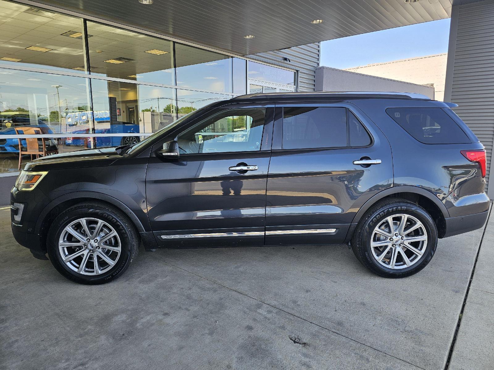 Used 2017 Ford Explorer - photo 2