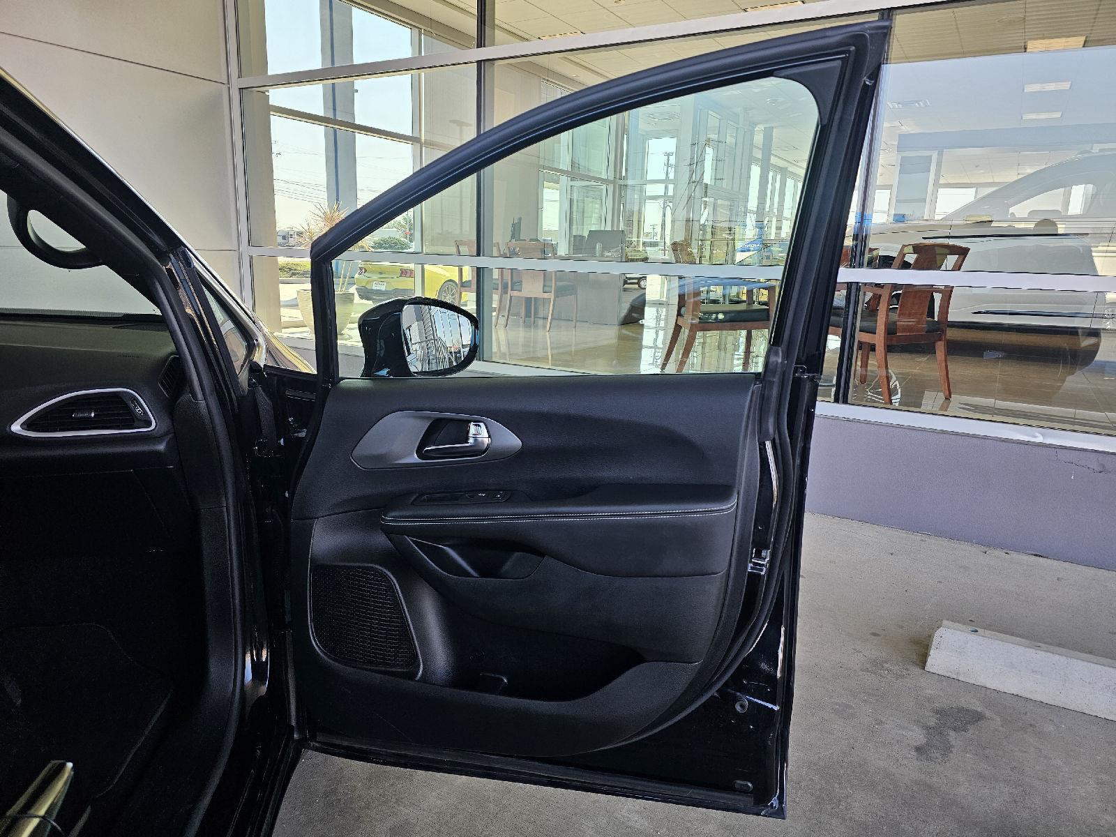 Used 2025 Chrysler Pacifica - photo 13