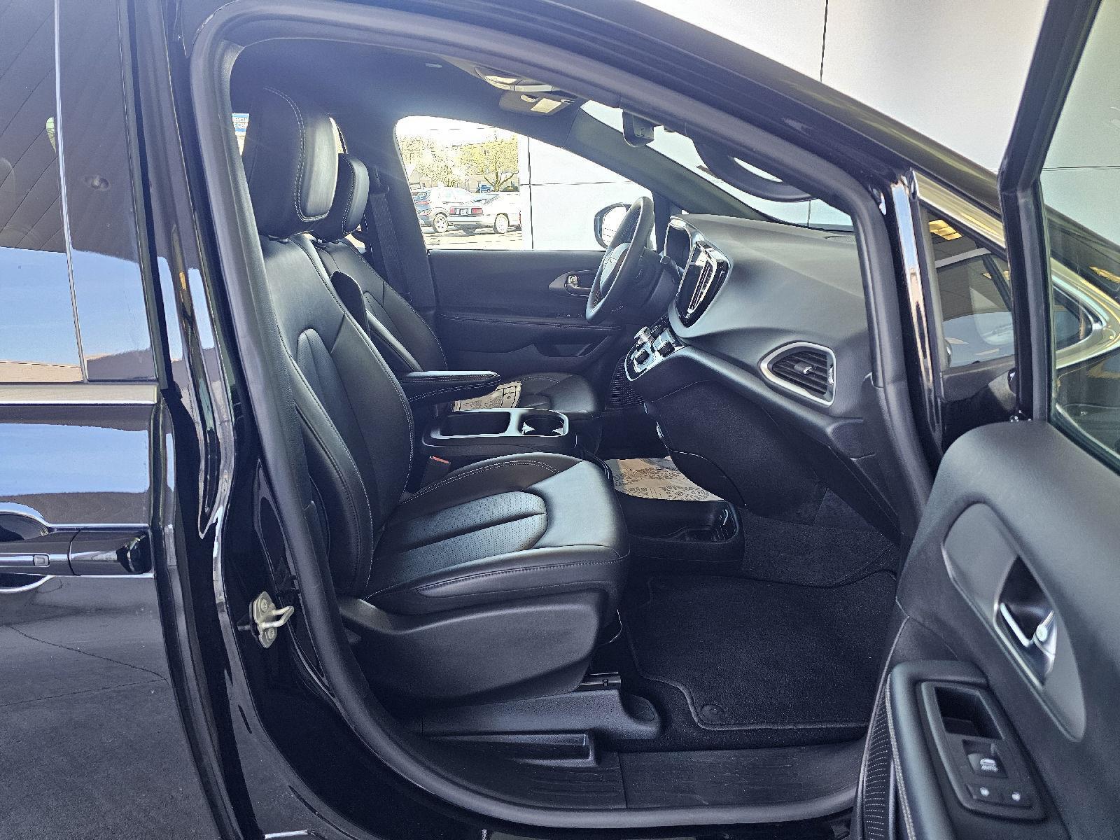 Used 2025 Chrysler Pacifica - photo 14