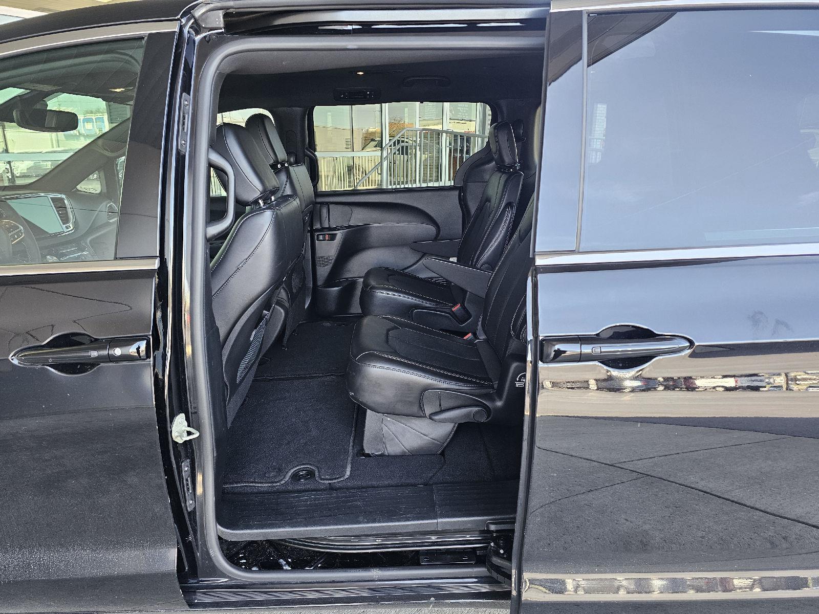 Used 2025 Chrysler Pacifica - photo 17