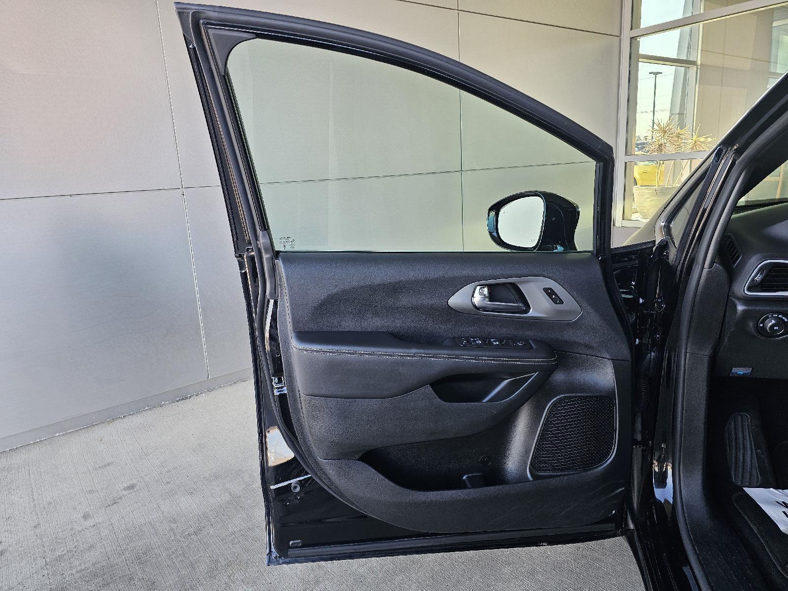 Used 2025 Chrysler Pacifica - photo 18