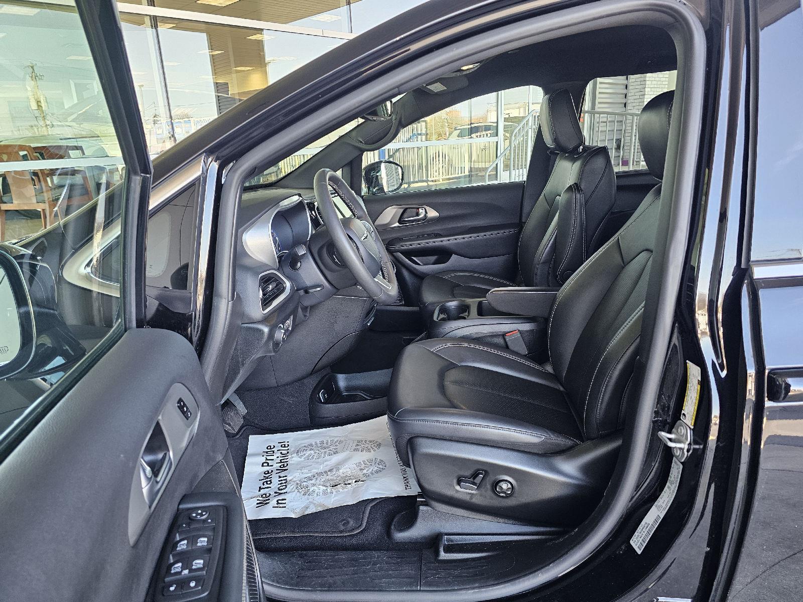 Used 2025 Chrysler Pacifica - photo 19