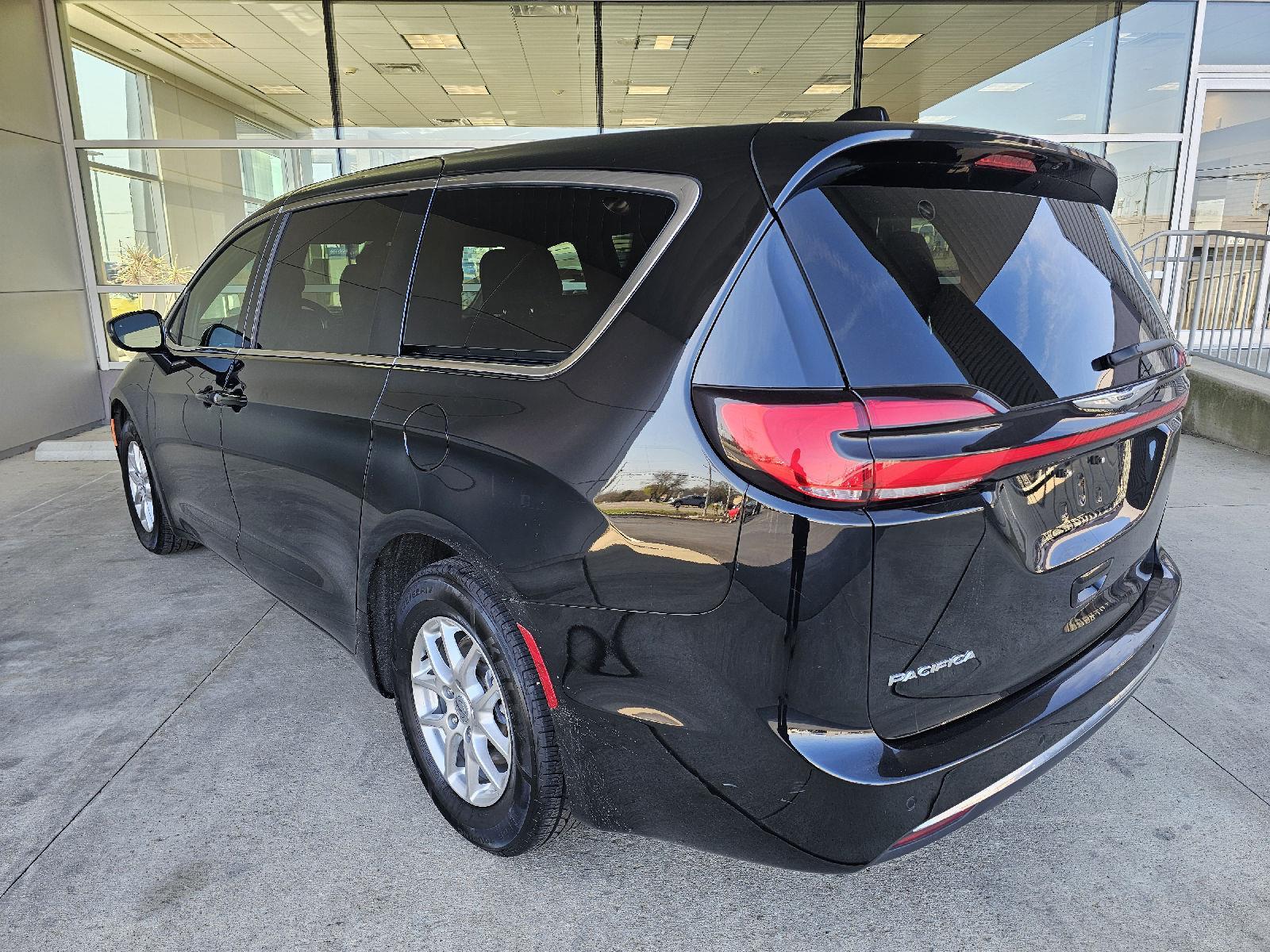 Used 2025 Chrysler Pacifica - photo 5