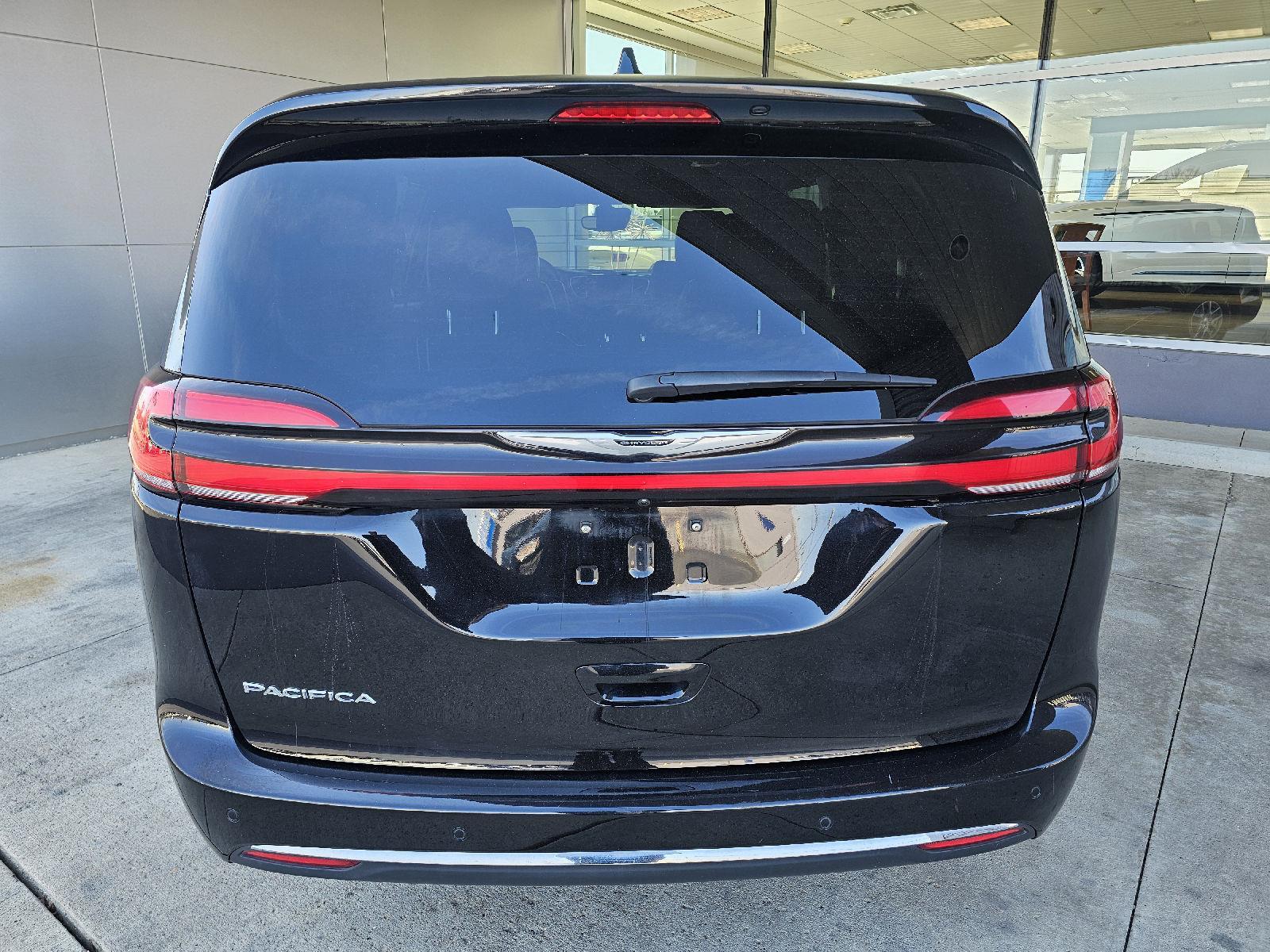 Used 2025 Chrysler Pacifica - photo 6