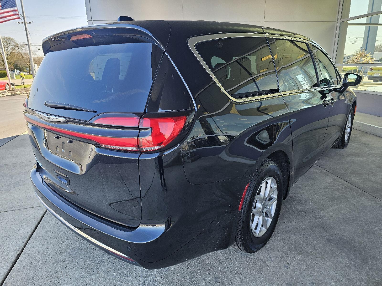 Used 2025 Chrysler Pacifica - photo 7