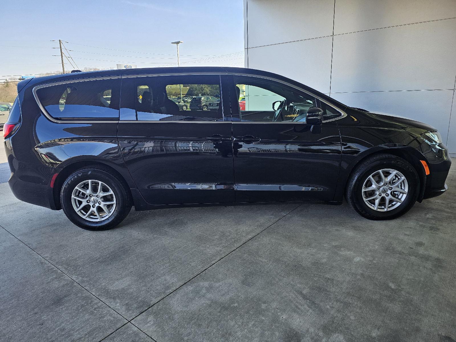 Used 2025 Chrysler Pacifica - photo 8