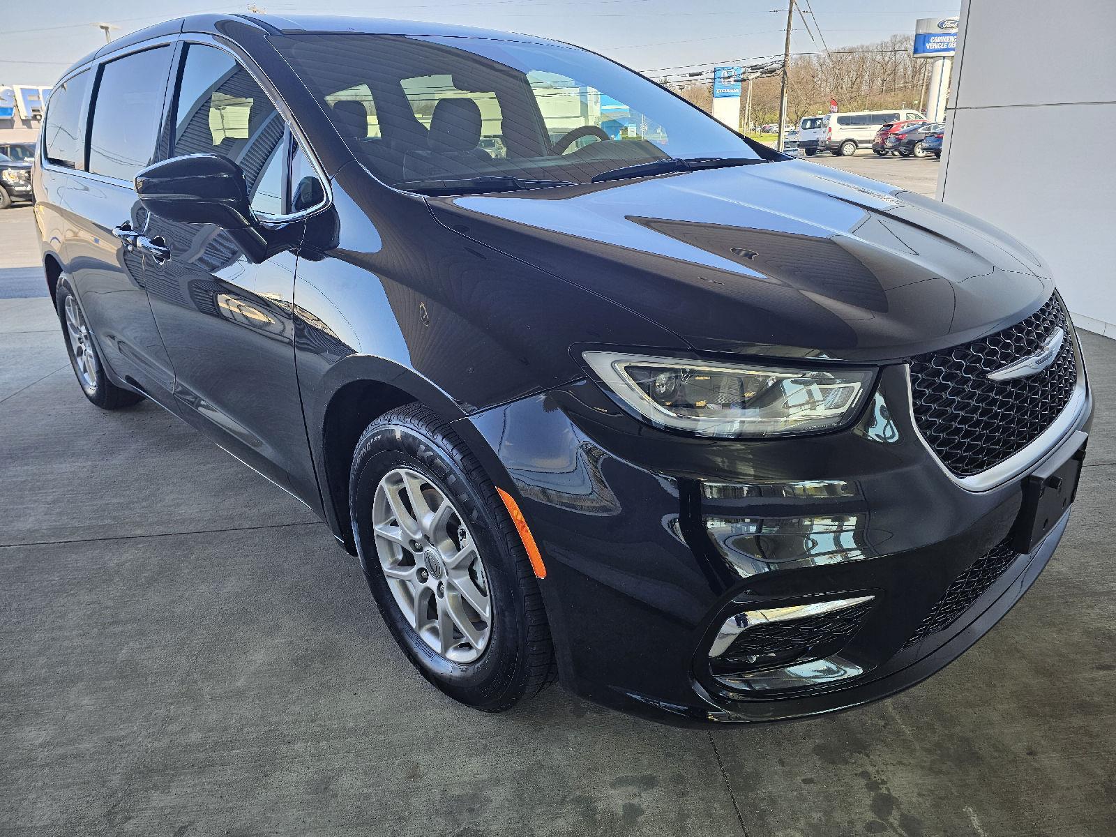 Used 2025 Chrysler Pacifica - photo 9