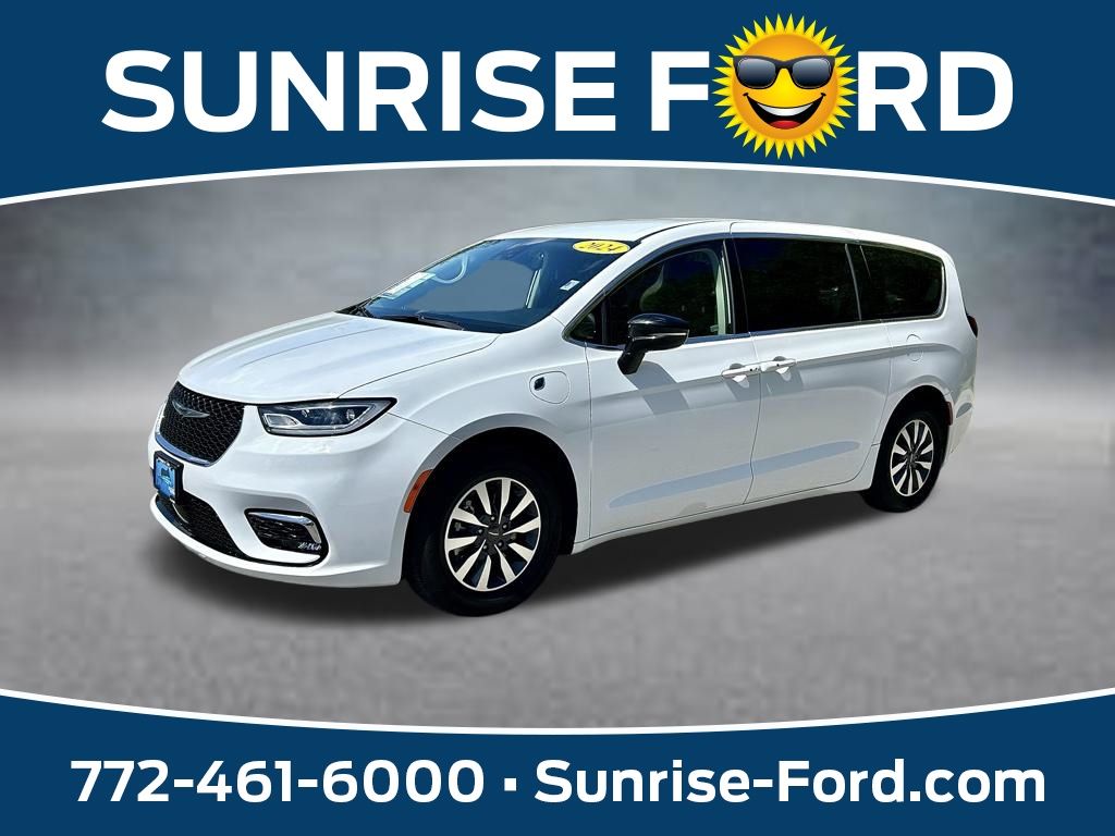Used 2024 Chrysler Pacifica - photo 1
