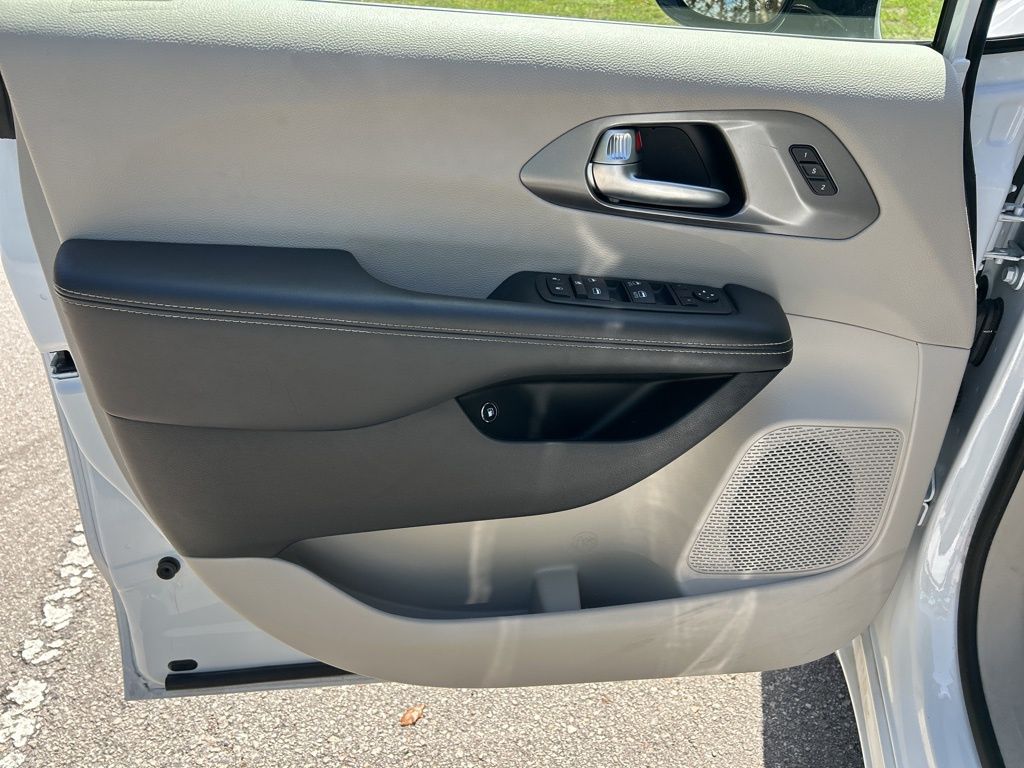 Used 2024 Chrysler Pacifica - photo 19