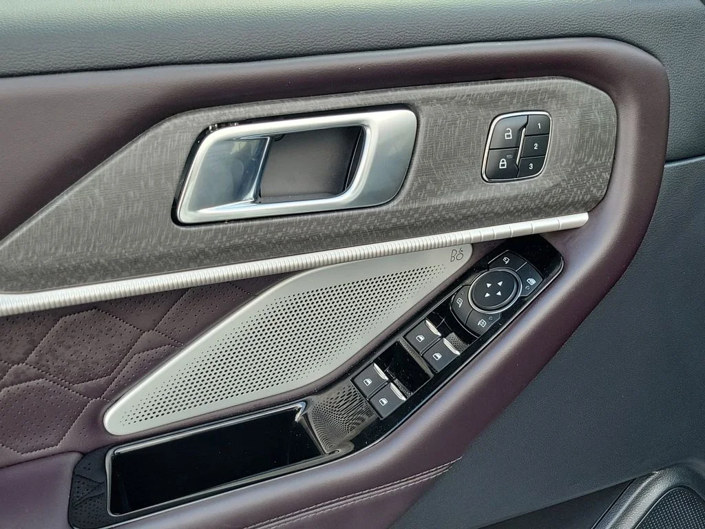 Used 2025 Ford Explorer - photo 18