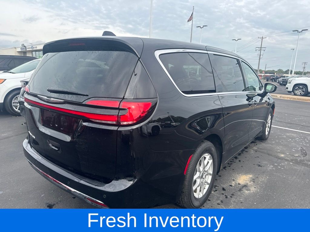Used 2025 Chrysler Pacifica - photo 2