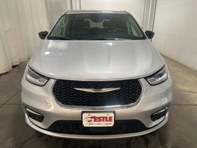 Used 2024 Chrysler Pacifica - photo 1