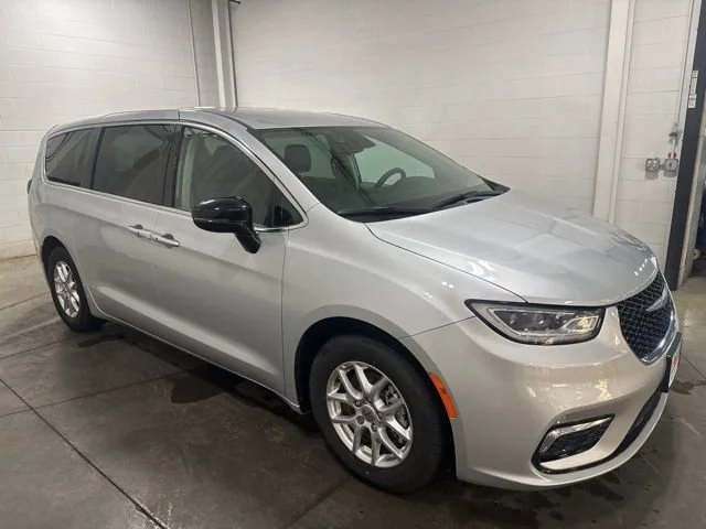 Used 2024 Chrysler Pacifica - photo 2