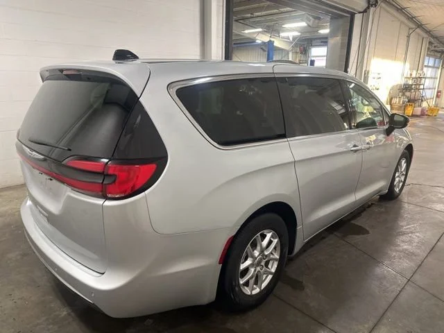 Used 2024 Chrysler Pacifica - photo 5