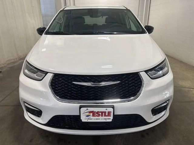 Used 2024 Chrysler Pacifica - photo 1