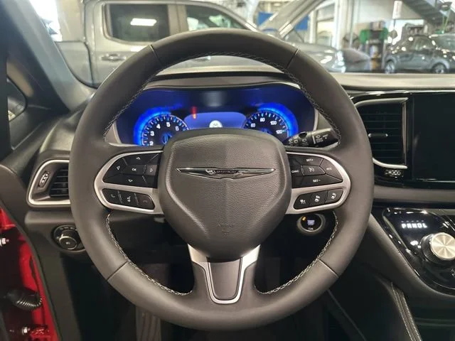 Used 2026 Chrysler Pacifica - photo 19