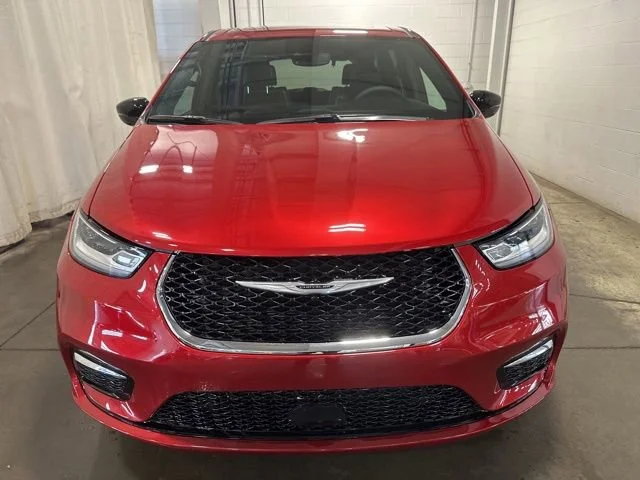 Used 2026 Chrysler Pacifica - photo 1