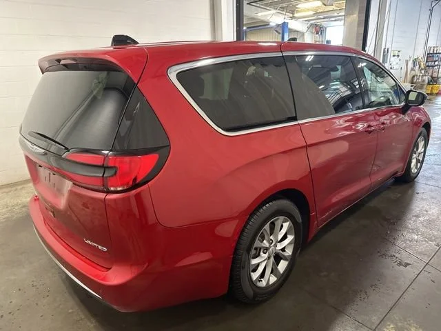 Used 2026 Chrysler Pacifica - photo 5