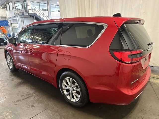Used 2026 Chrysler Pacifica - photo 7