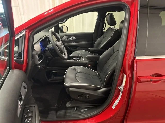 Used 2026 Chrysler Pacifica - photo 8