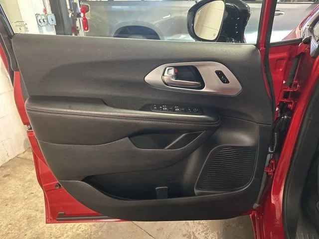 Used 2026 Chrysler Pacifica - photo 10