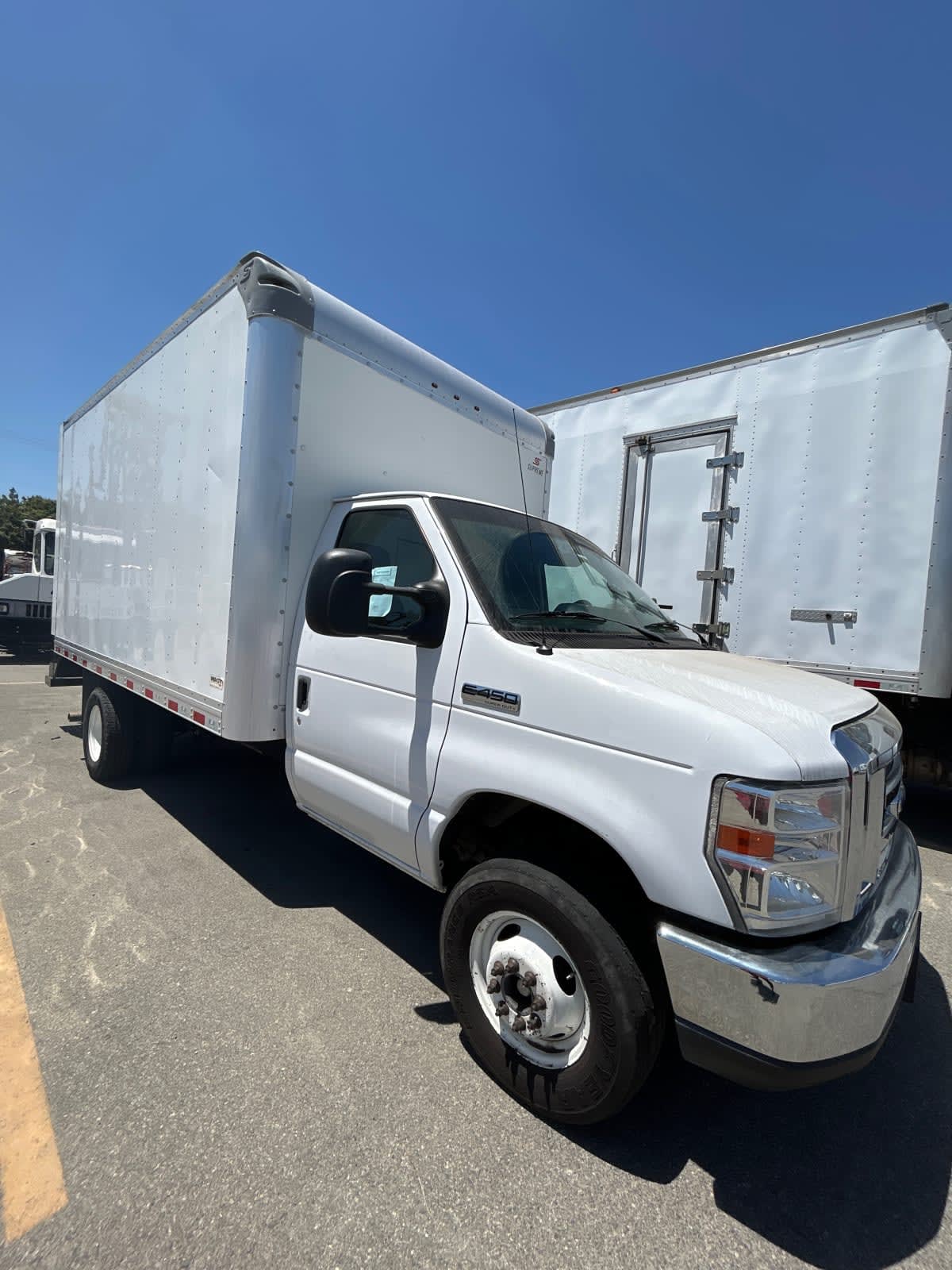 Used 2019 Ford E-450 - photo 1
