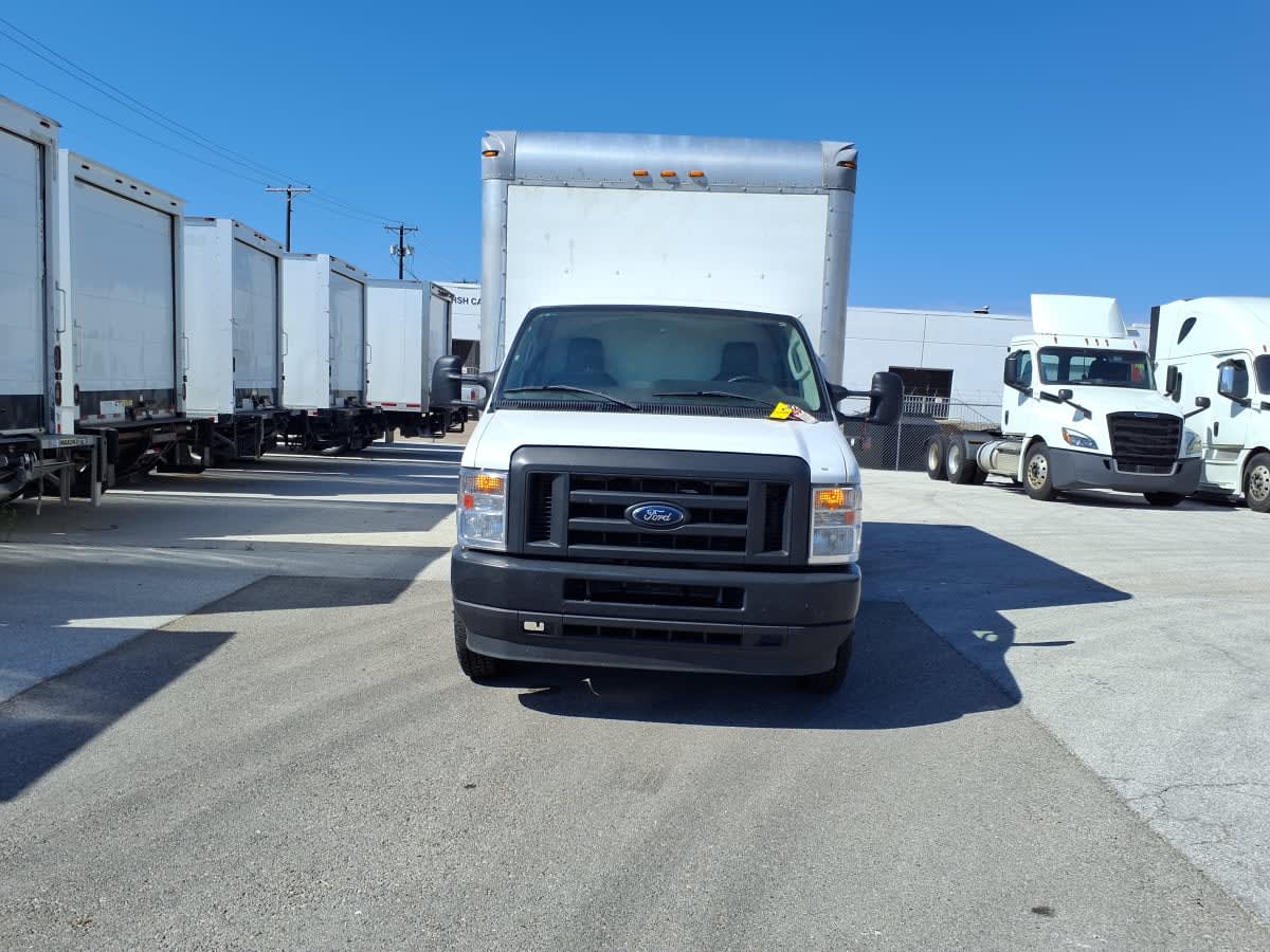 Used 2022 Ford E-450 - photo 2