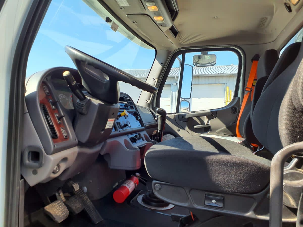 Used 2019 Freightliner M2 106 - photo 9