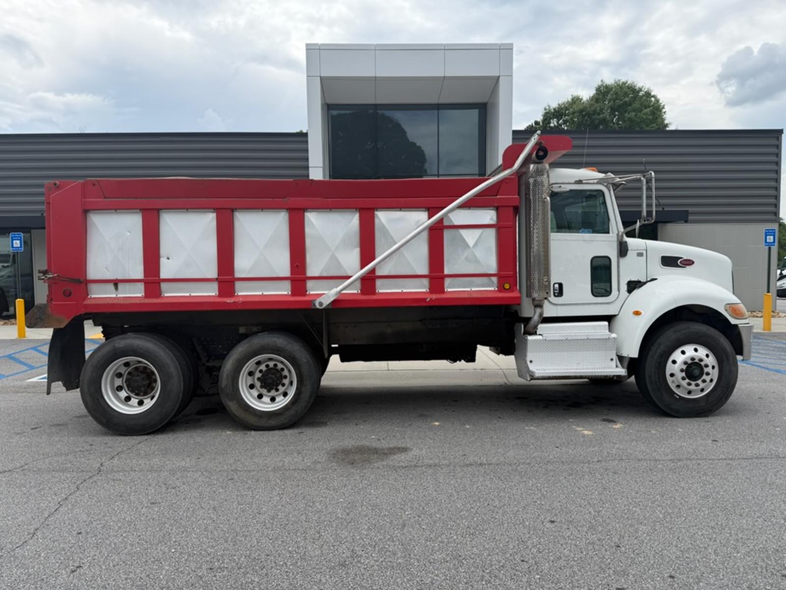 Used 2017 Peterbilt 348 - photo 2