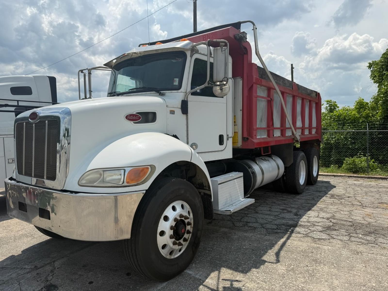 Used 2018 Peterbilt 348 - photo 1
