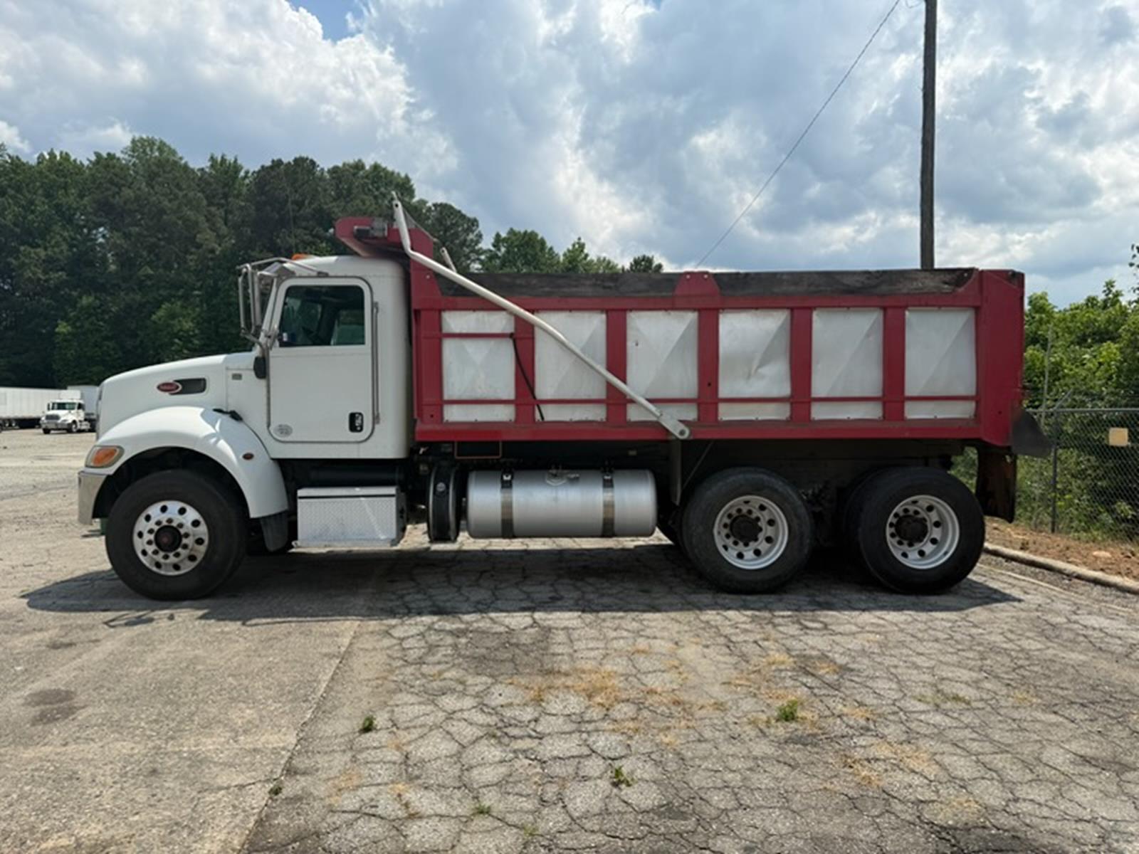 Used 2018 Peterbilt 348 - photo 2