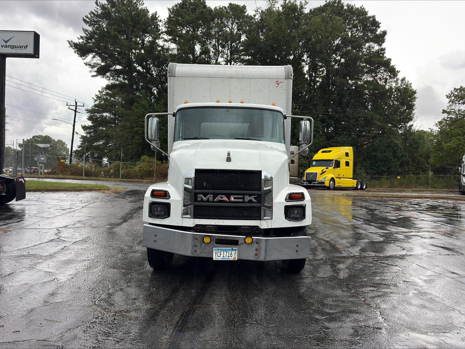 Used 2022 Mack MD6 - photo 2