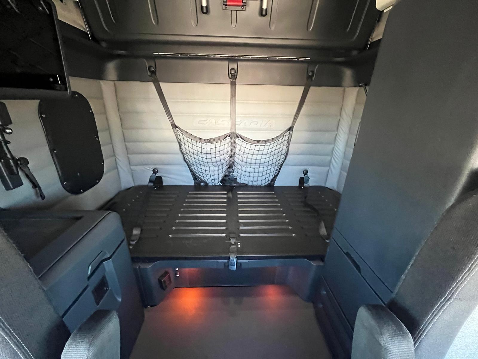Used 2020 Freightliner Cascadia - photo 9
