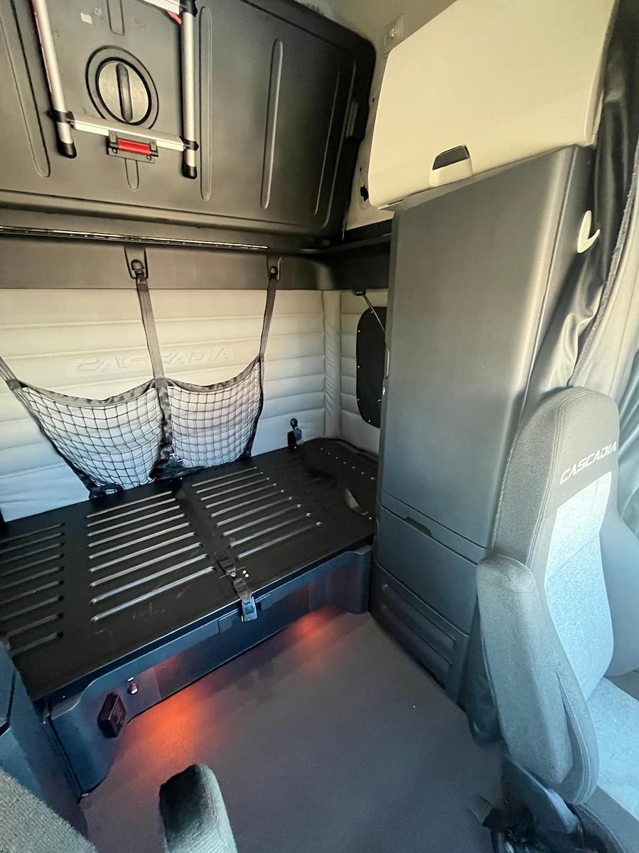 Used 2020 Freightliner Cascadia - photo 11