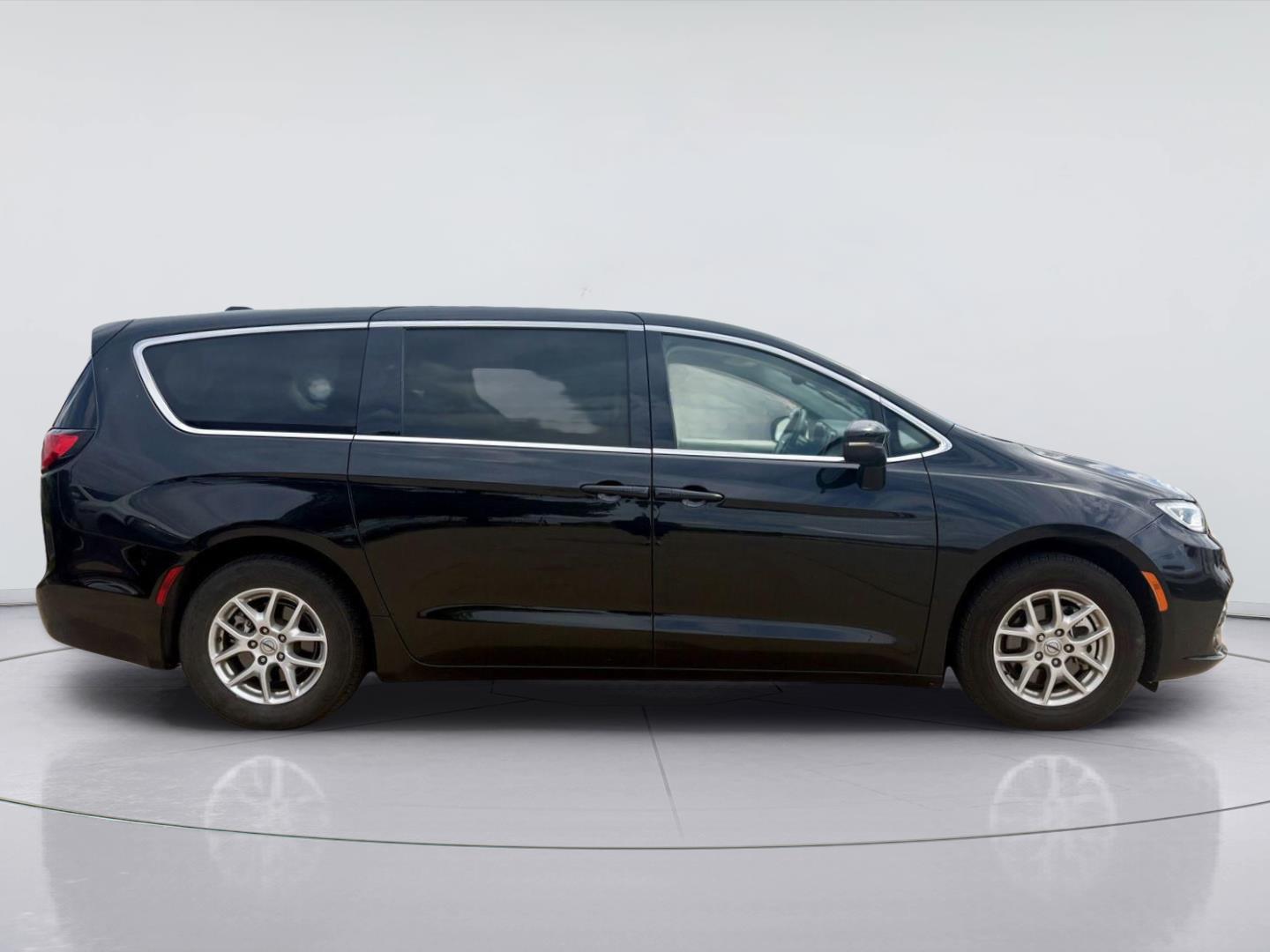 Used 2023 Chrysler Pacifica - photo 2