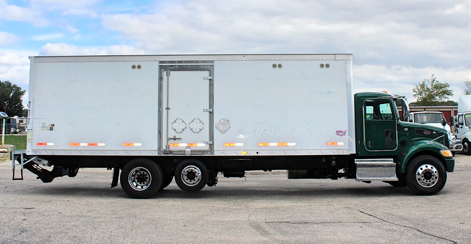 Used 2018 Peterbilt 348 - photo 1