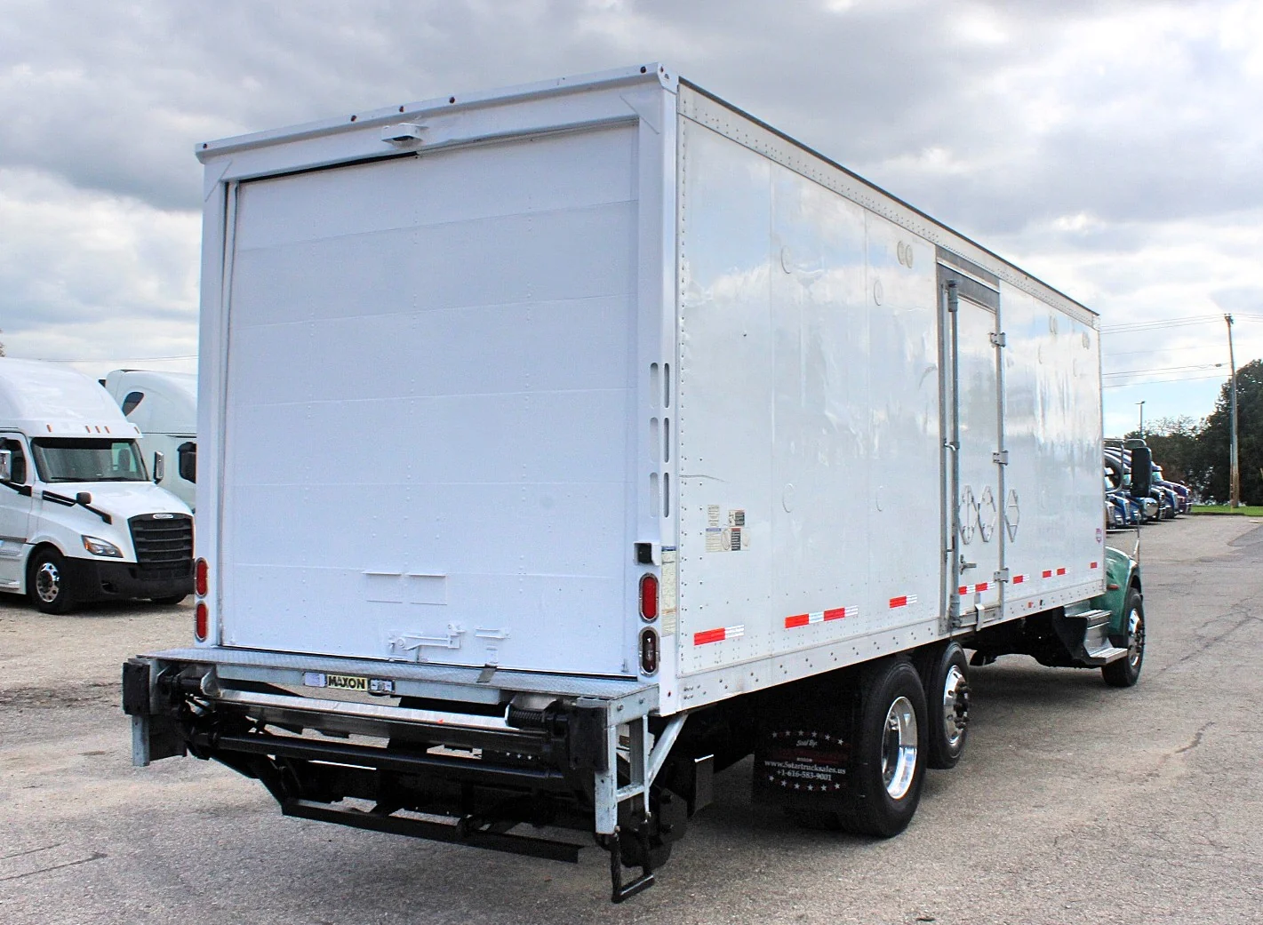 Used 2018 Peterbilt 348 - photo 2