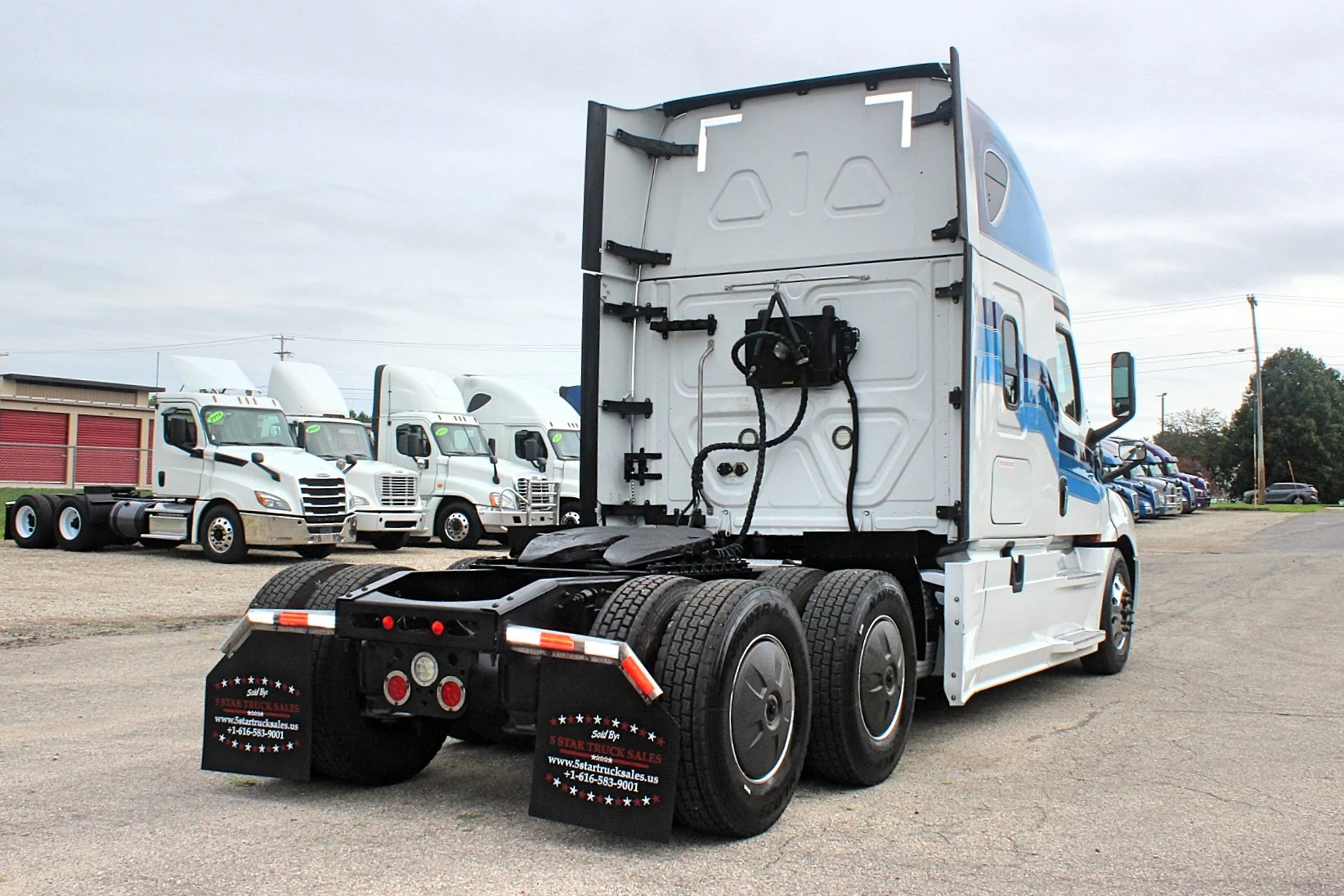 Used 2019 Freightliner Cascadia - photo 2