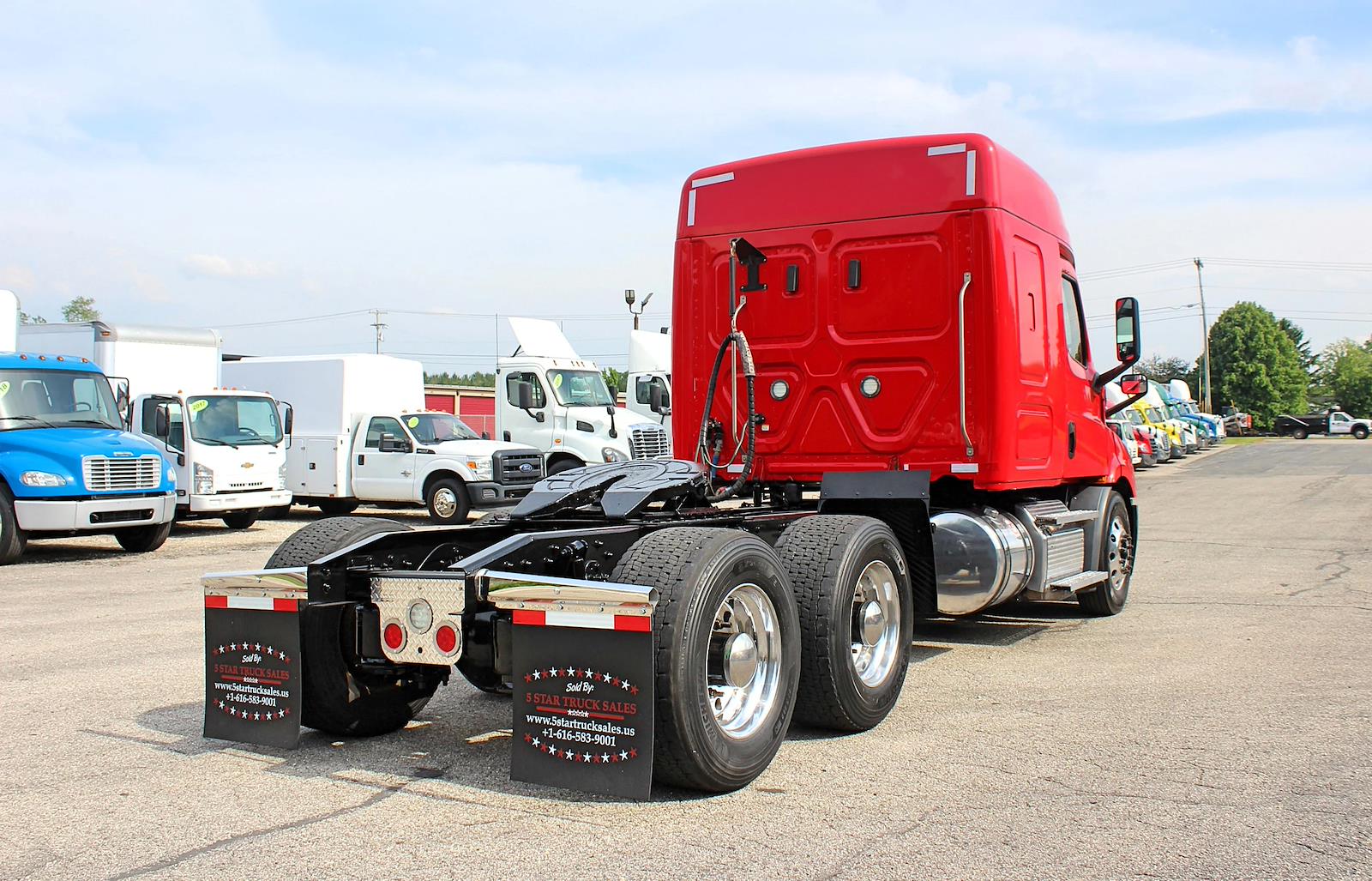 Used 2020 Freightliner Cascadia - photo 2