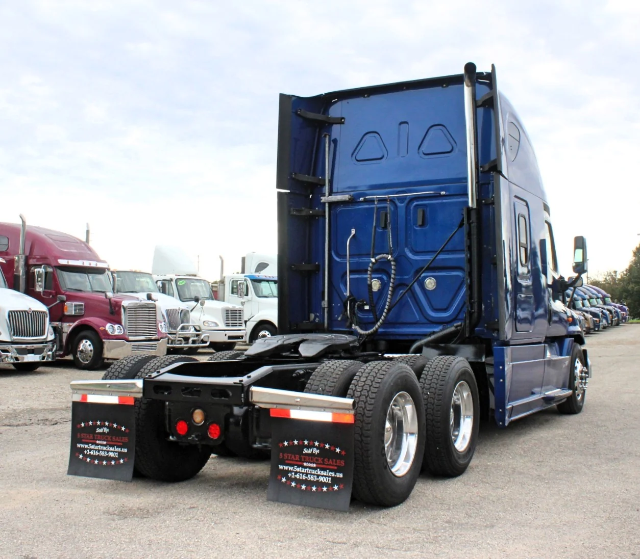 Used 2020 Freightliner Cascadia - photo 2